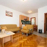 Daire Spacious By The Sea In Srima, Vodice Srima
