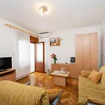 Daire Spacious By The Sea In Srima, Vodice *