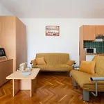 Daire Spacious By The Sea In Srima, Vodice Srima