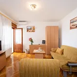 Daire Spacious By The Sea In Srima, Vodice Srima