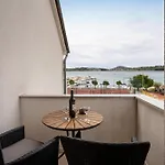 Daire Spacious By The Sea In Srima, Vodice