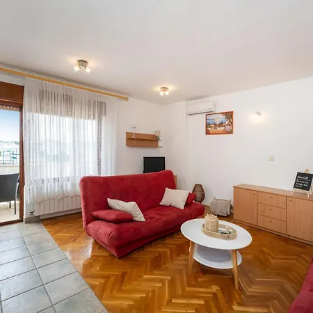 Apartment Spacious By The Sea In Srima, Vodice
