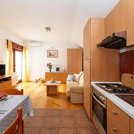 Daire Spacious By The Sea In Srima, Vodice *