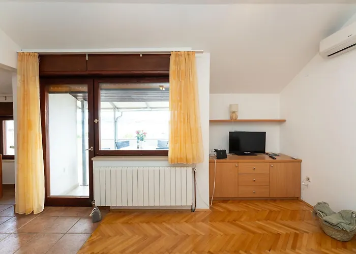 Spacious By The Sea In Srima, Vodice *